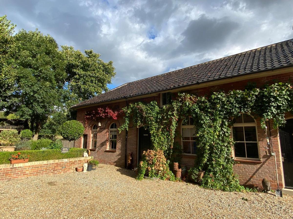 Betsey Trotwood. Historic Stylish 2-Bed Cottage. Blundeston Екстериор снимка