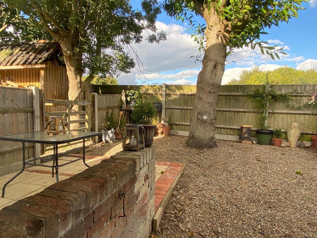 Betsey Trotwood. Historic Stylish 2-Bed Cottage. Blundeston Екстериор снимка