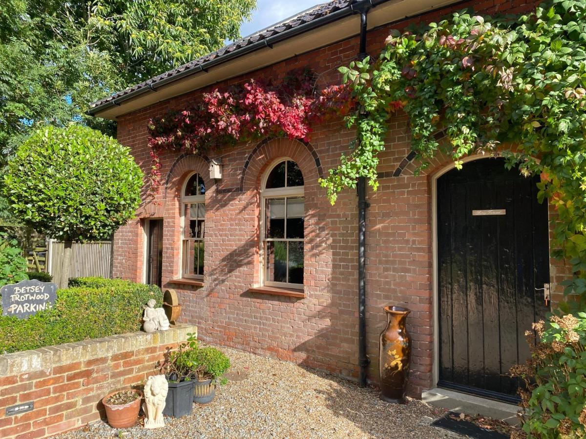 Betsey Trotwood. Historic Stylish 2-Bed Cottage. Blundeston Екстериор снимка